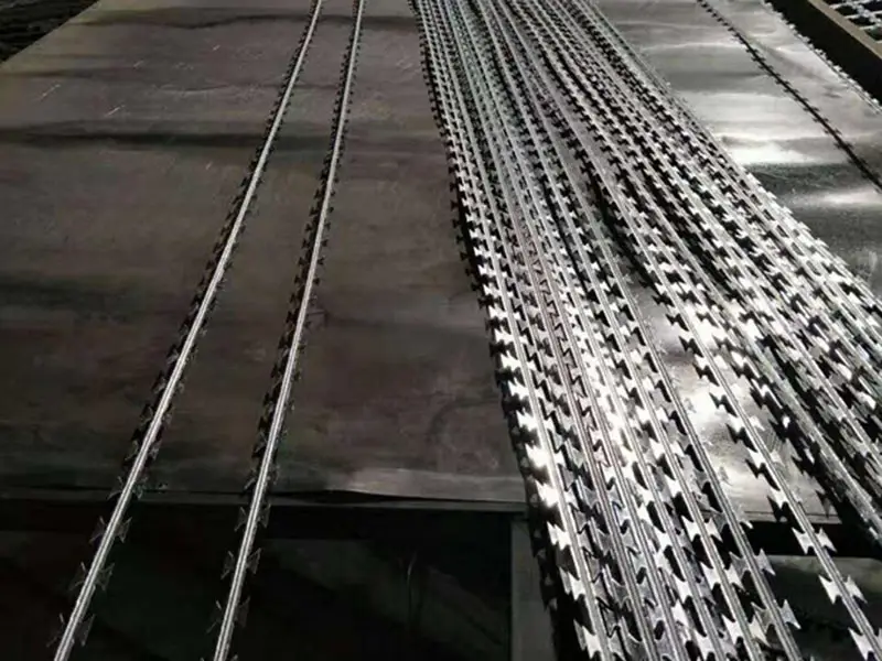 Линейное ограждение из колючей проволоки
